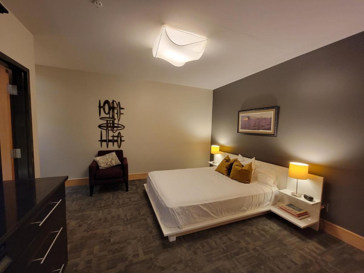 Suites At 118 Блумингтън Екстериор снимка