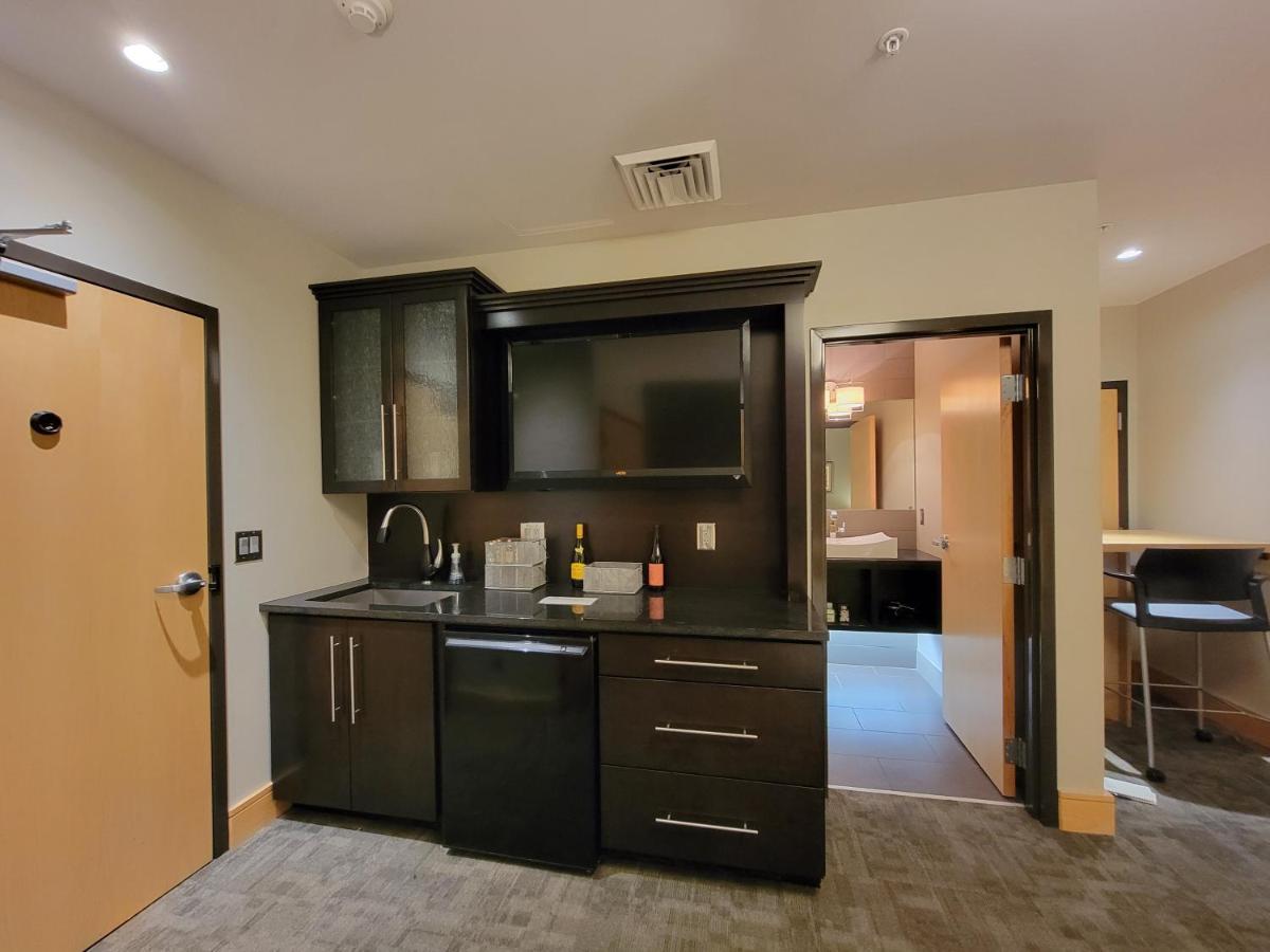 Suites At 118 Блумингтън Екстериор снимка